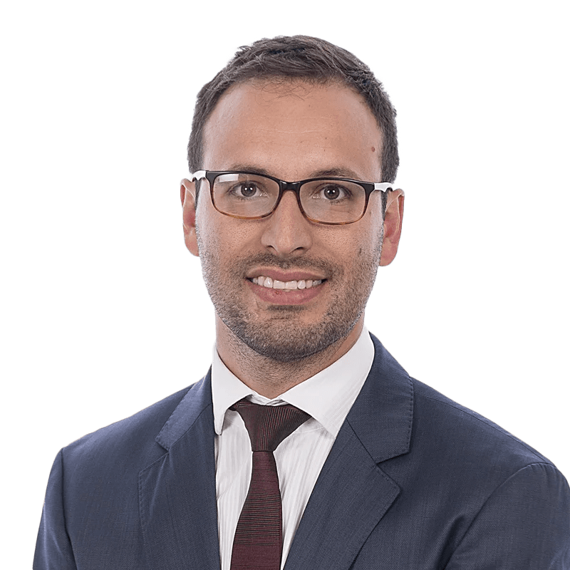 Retrato de un hombre con gafas y traje oscuro, mostrando una sonrisa profesional. foto utilizada para presentaciones de perfil empresarial y laboral - LaCardio - Andres Mauricio Murillo Arias