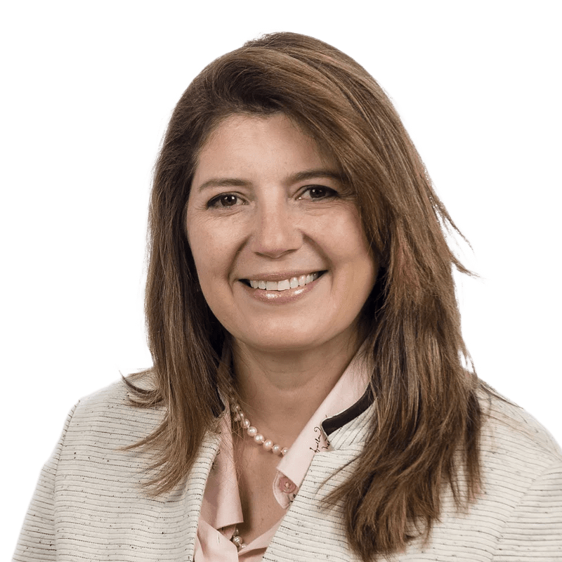 Mujer de cabello castaño claro con sonrisa amigable, vestida con chaqueta clara y camisa rosada. Foto profesional, retrato ejecutiva - LaCardio - Astrid Medina Cañon