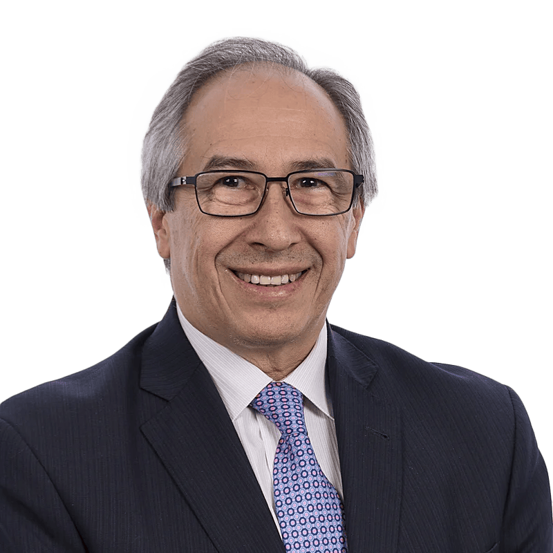 Carlos Arturo Torres Duque, cardiólogo en LaCardio, en un consultorio con equipo especializado para evaluación médica - LaCardio - Carlos Arturo Torres Duque