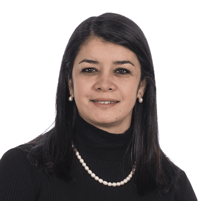 Mujer con suéter negro y collar de perlas, seria. foto profesional para perfil de negocio. Ideal para web o redes sociales de carácter formal - LaCardio - Claudia Lucia Moreno Lopez