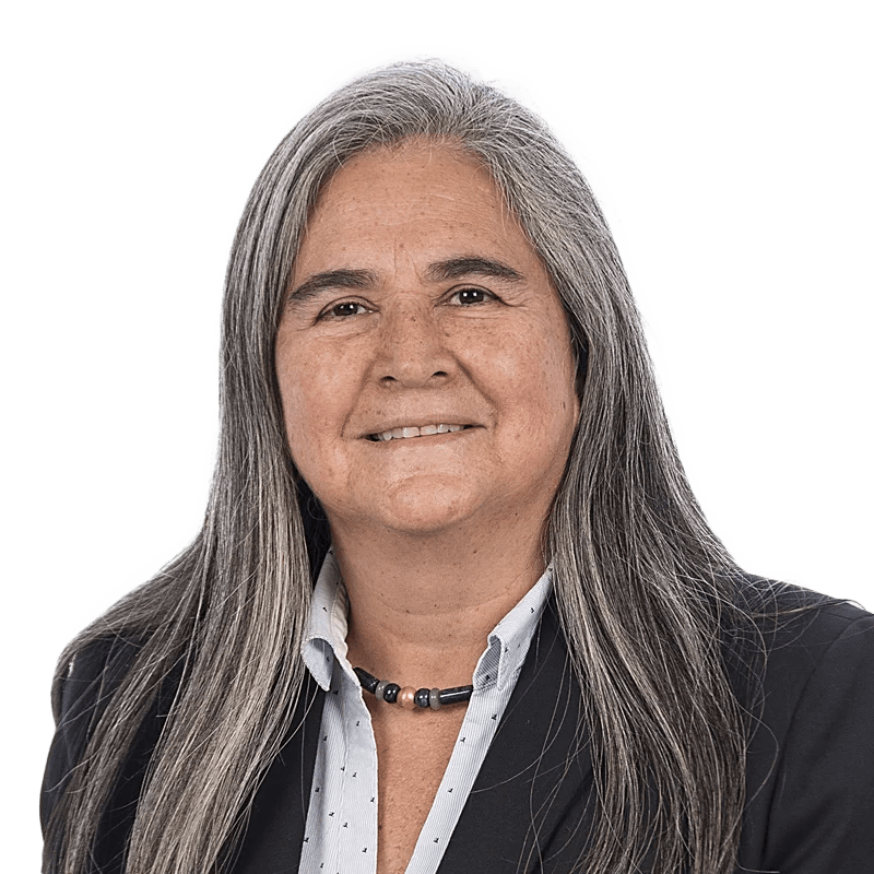 Claudia Teresa Gutiérrez Villamil, cardióloga en LaCardio, en un consultorio con equipo médico, realizando una consulta