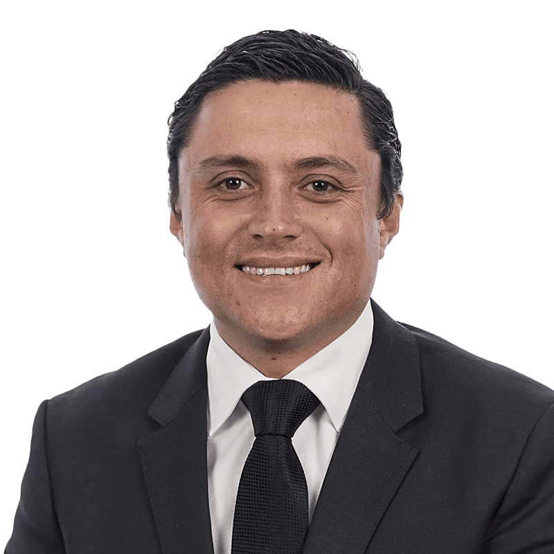 Dr. Daniel Arlett Castro-Gómez, médico de LaCardio, en un ambiente clínico revisando resultados de pruebas - LaCardio - Daniel Arlett Castro Gomez