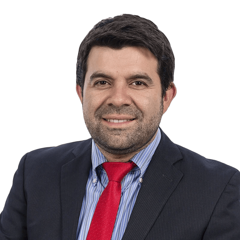 Hombre con traje oscuro y corbata roja, sonriendo en una foto profesional. Foto de ejecutivo para perfil empresarial o profesional - LaCardio - Fabio Enrique Suarez Burgos