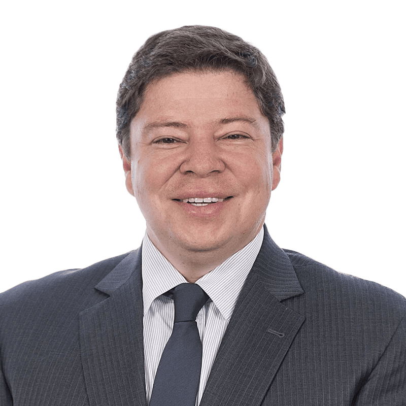 Felipe Ordoñez Guerrero, especialista en cardiología en LaCardio, en una oficina con equipo médico y materiales de consulta - LaCardio - Felipe Ordoñez Guerrero