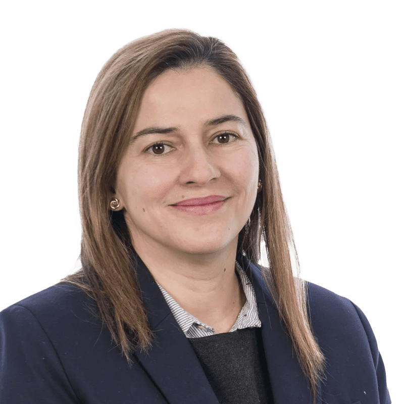Ivohne Fernanda Corrales Cobos, cardióloga en LaCardio, en una oficina médica con equipo especializado en atención a pacientes - LaCardio - Ivohne Fernanda Corrales Cobos