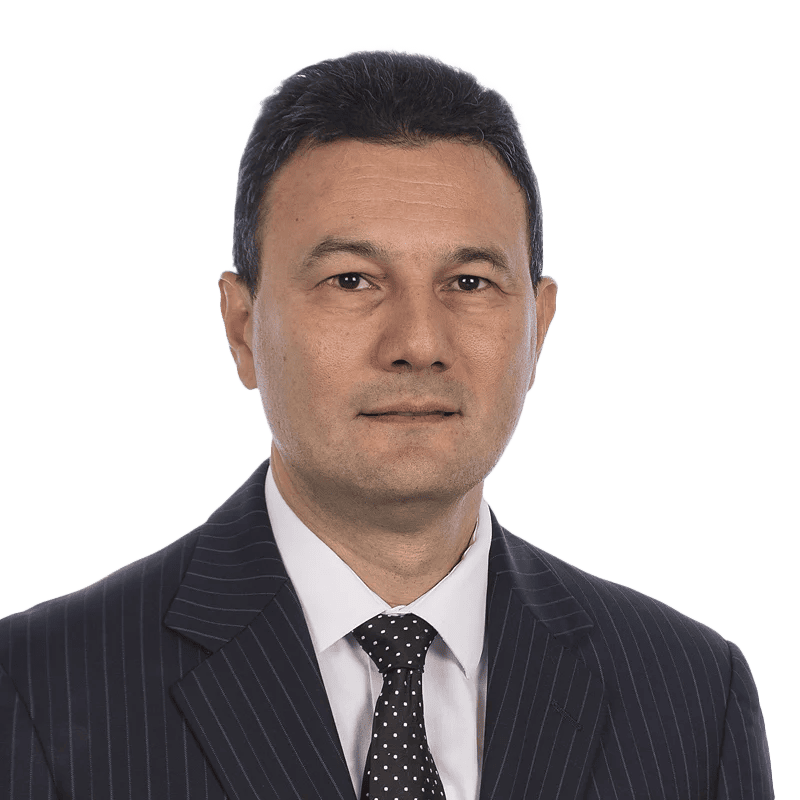 Hombre con traje oscuro y corbata a rayas, serio. Retrato profesional de ejecutivo, ideal para perfil de negocio o web corporativa de alto nivel - LaCardio - Jesus Hernan Rodriguez Quintana