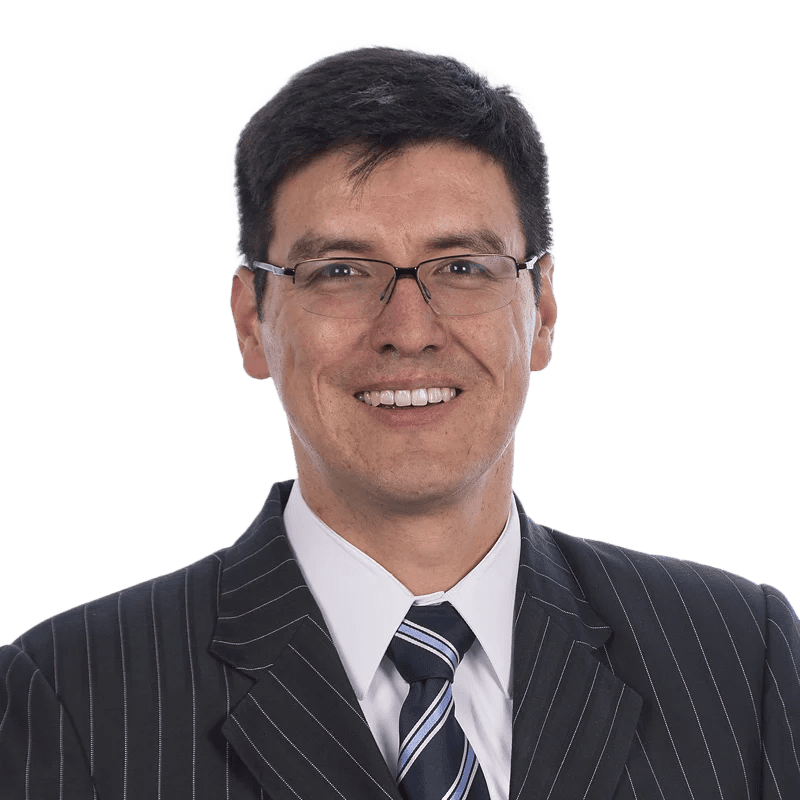 Dr. John Alexander Ramírez-Martínez, especialista en cardiología en LaCardio, en un entorno clínico durante una consulta - LaCardio - John Alexander Ramirez Martinez