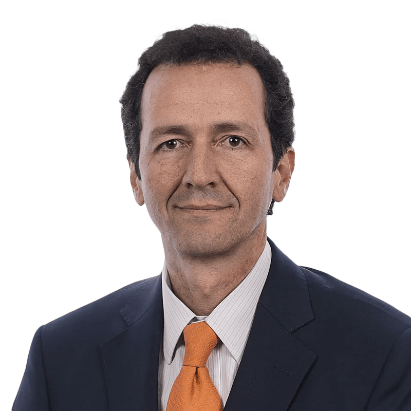 Jorge Alberto Ceballos Hurtado, médico de LaCardio, en un entorno clínico, con equipo médico visible - LaCardio - Jorge Alberto Ceballos Hurtado