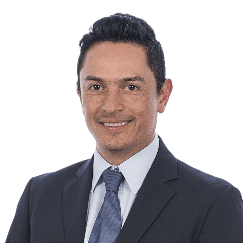Juan Carlos Garzon Ramirez, médico de LaCardio, realizando una evaluación médica en un consultorio