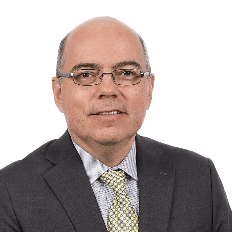 Foto de hombre profesional con gafas, traje formal y corbata amarilla. Foto corporativa usada en sitios web empresariales y redes profesionales - LaCardio - Juan Carlos Puentes Vargas