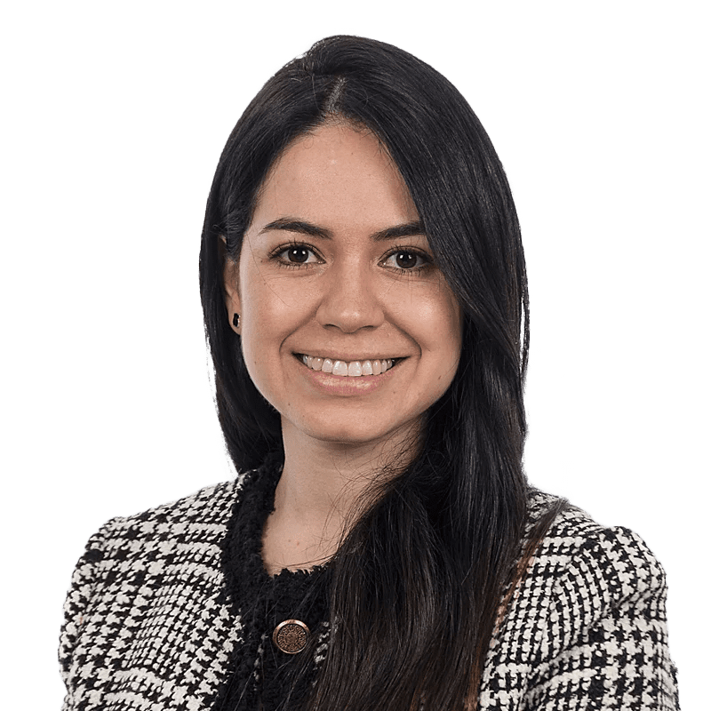 Doctora Juliana Del Rosario García Morales, médico en LaCardio, especialista en cardiología intervencionista, revisando estudios clínicos - LaCardio - Juliana Del Rosario Garcia Morales