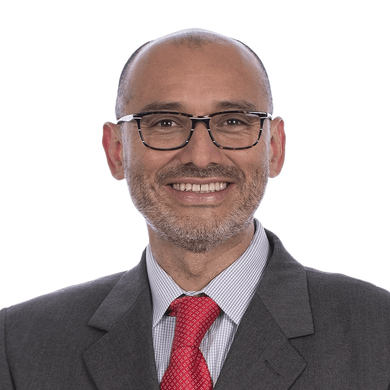 Julio Efraín Trillos Vera, médico en LaCardio, en un consultorio con equipo de diagnóstico y evaluación médica - LaCardio - Julio Efrain Trillos Vera
