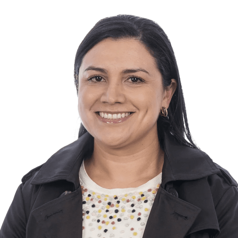 Lizeth Mileidi Ortégon Parra, especialista en cardiología en LaCardio, en un entorno clínico con equipo de atención médica - LaCardio - Lizeth Mileidi Ortegon Parra