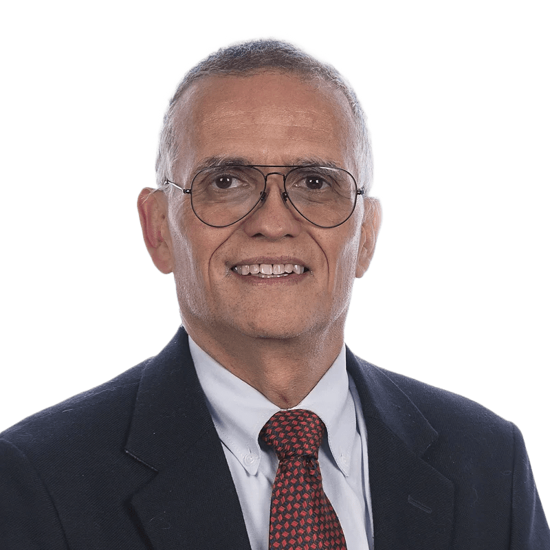 Luis Emilio Cortes Jimenez, cardiólogo en LaCardio, en su oficina con equipo médico y materiales de consulta - LaCardio - Luis Emilio Cortes Jimenez