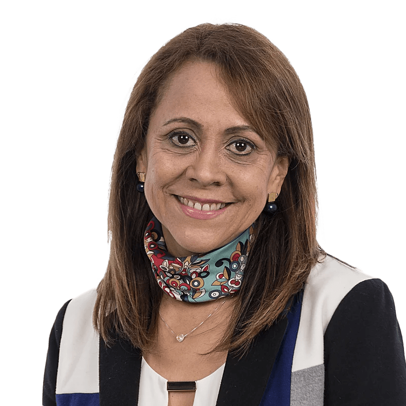Luz Estella González Chaparro, especialista en cardiología en LaCardio, en un consultorio con equipo médico para pacientes - LaCardio - Luz Esthella Gonzalez Chaparro