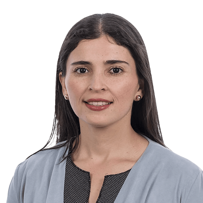 Doctora Maira Alejandra Ureña Guerrero, especialista en LaCardio, consultando a pacientes con problemas de salud cardiovascular - LaCardio - Maira Alejandra Ureña Guerrero