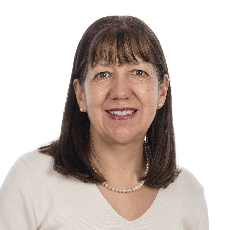 Mujer con suéter blanco y collar de perlas, sonriente. foto de perfil profesional para web o redes sociales empresariales. Foto corporativa - LaCardio - Maria Ines Vergara Streinesberger