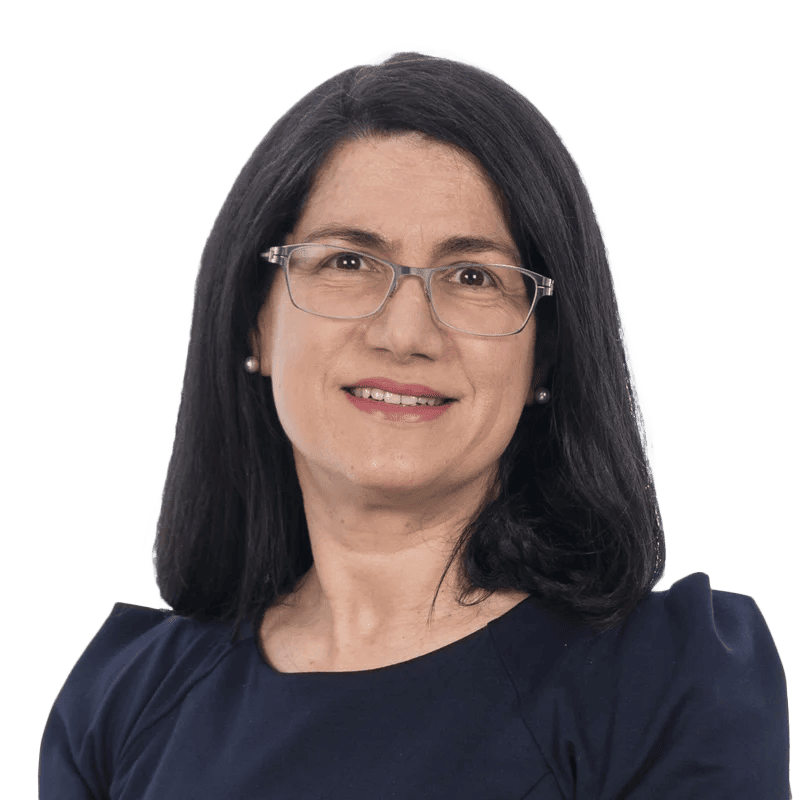 Martha Cecilia Piñeros Fernández, médica de LaCardio, en un consultorio con equipo médico para evaluación cardiológica - LaCardio - Martha Cecilia Piñeros Fernandez