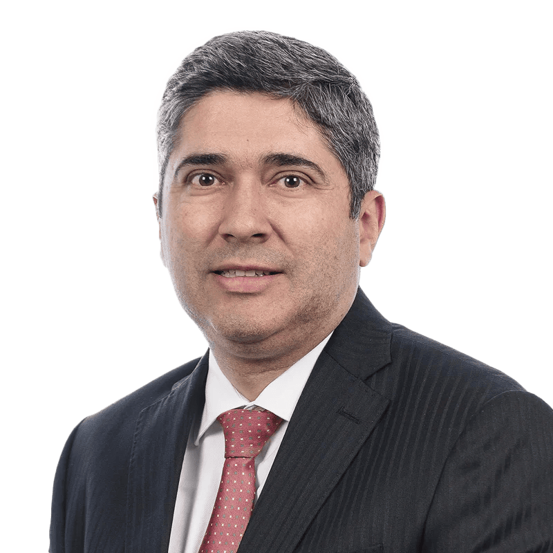 Doctor Mauricio Zea Durán, oftalmólogo especializado en LaCardio, retrato oficial en bata médica para consultas oftalmológicas - LaCardio - Mauricio Zea Duran