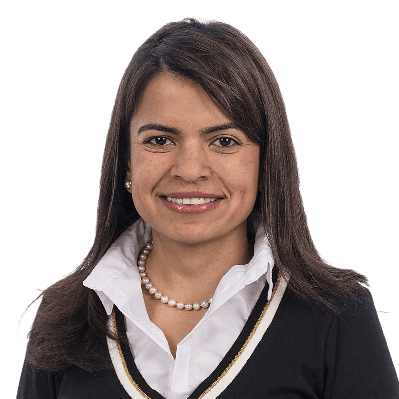 Mayerly Prada Rico, médico en LaCardio, en un entorno profesional con equipo de diagnóstico cardiológico - LaCardio - Mayerly Prada Rico