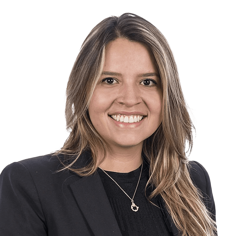Dra. Nathalie Gualdrón-Barreto, cardióloga en LaCardio, revisando historias clínicas en su consultorio - LaCardio - Nathalie Gualdron Barreto