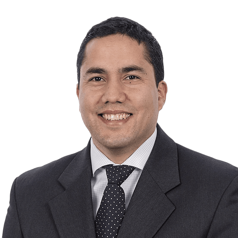 Dr. Orlando Rodríguez-Torres, especialista en cardiología de LaCardio, evaluando a un paciente en su oficina - LaCardio - Orlando Rodriguez Torres