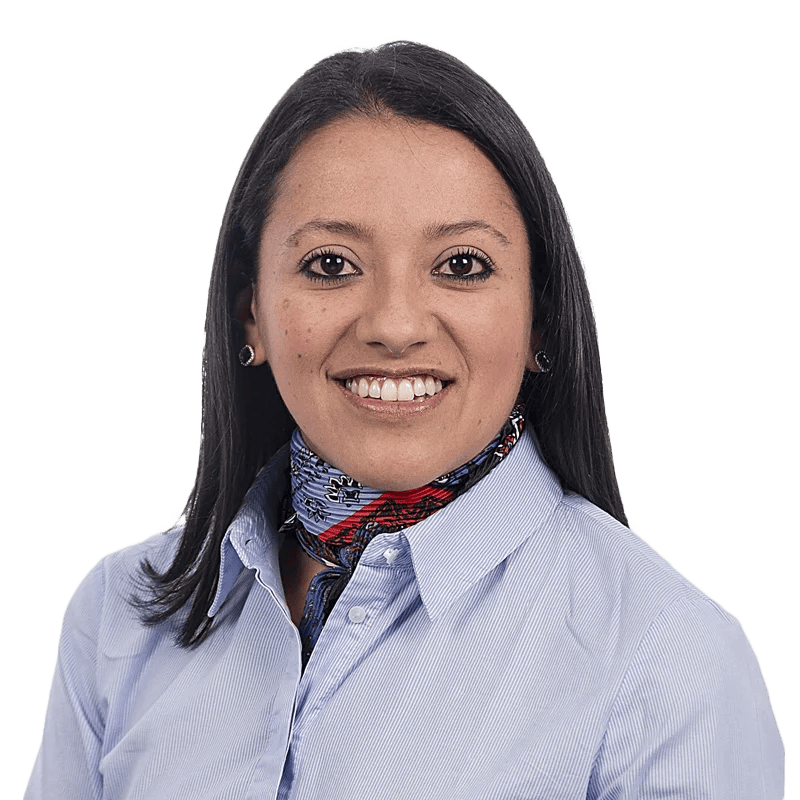 Mujer sonriendo con camisa formal azul y bufanda de colores. Foto de retrato corporativo para uso en perfil profesional - LaCardio - Paola Andrea Ortiz Salas