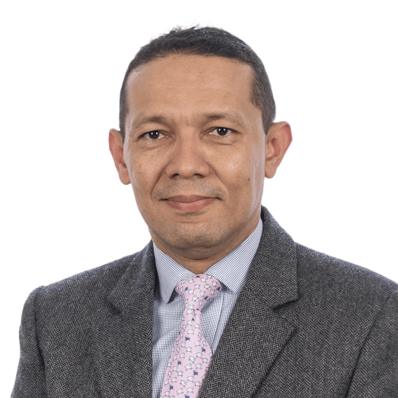 Rafael Enrique Conde Camacho, médico en LaCardio, en una oficina con equipo de diagnóstico y atención médica - LaCardio - Rafael Enrique Conde Camacho