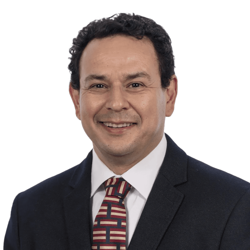 Dr. Raúl Fernando Gamarra-Arenas, especialista en cardiología de LaCardio, realizando una consulta y revisión médica - LaCardio - Raul Fernando Gamarra Arenas