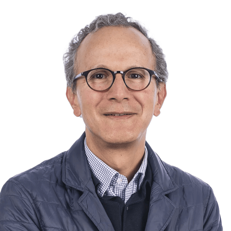 Hombre mayor con gafas redondas y chaqueta azul. Retrato profesional, ejecutivo o empresario con amplia trayectoria - LaCardio - Richard Martinez Guevara