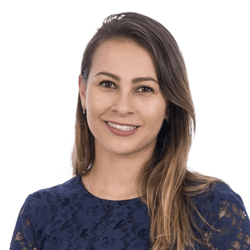 Stephania Peña Hernández, médico de LaCardio, en un entorno clínico con equipo especializado para atención en cardiología - LaCardio - Stephania Peña Hernandez
