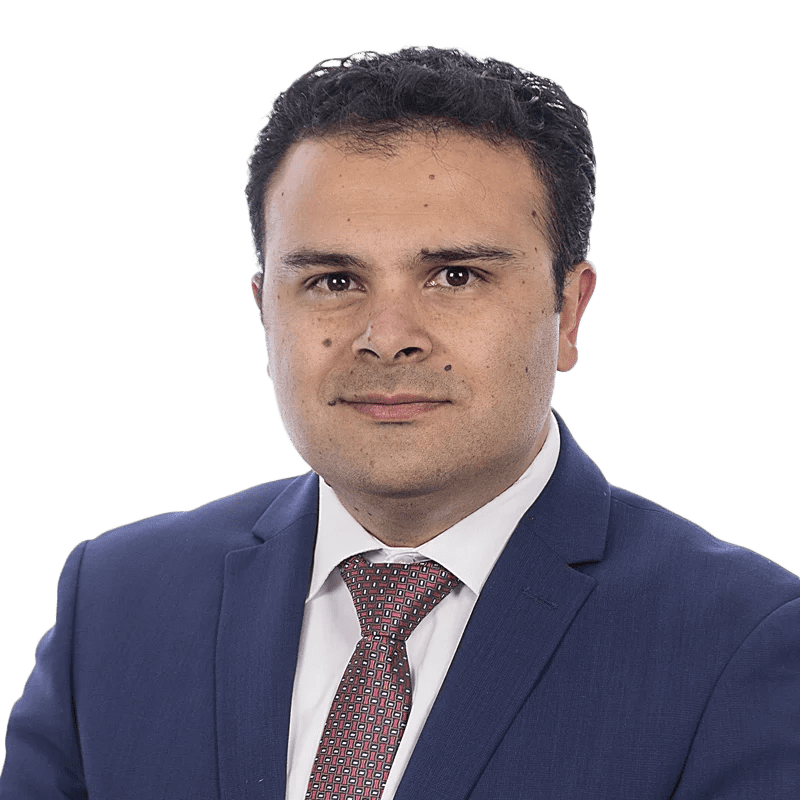 Victor Andrés Marín Oyaga, médico especialista en LaCardio, en una oficina médica con equipo especializado en cardiología