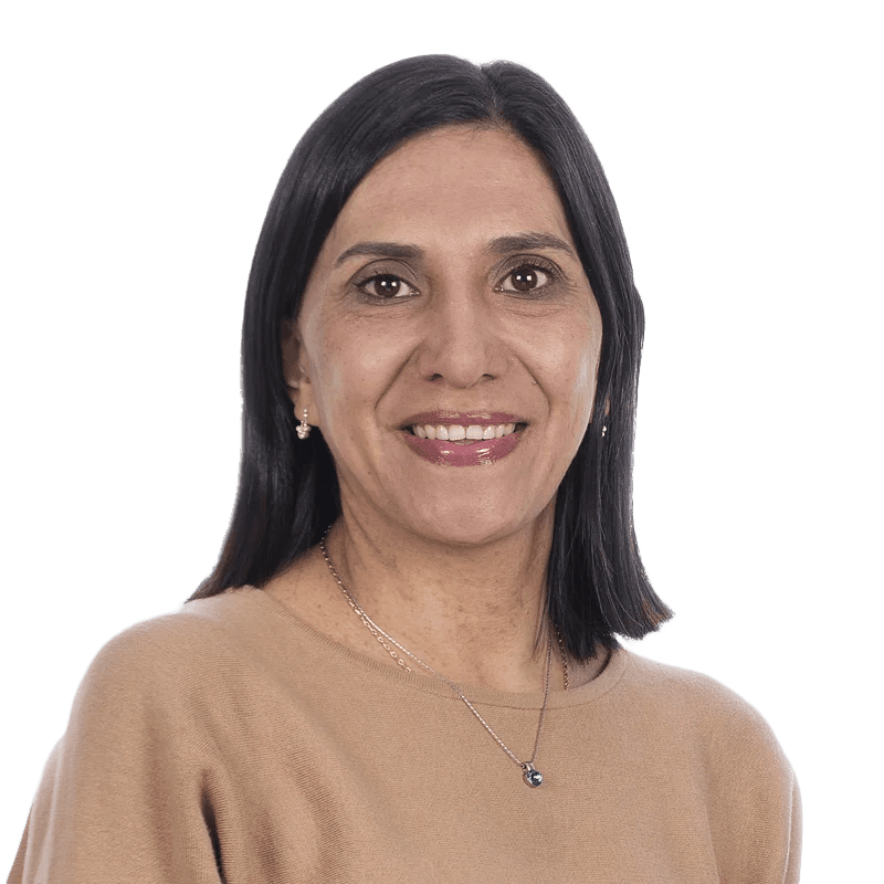 Doctora María Andrea Jaramillo Portella, especialista en cardiología en LaCardio, revisando resultados médicos en su consultorio - LaCardio - Maria Andrea Jaramillo Portella