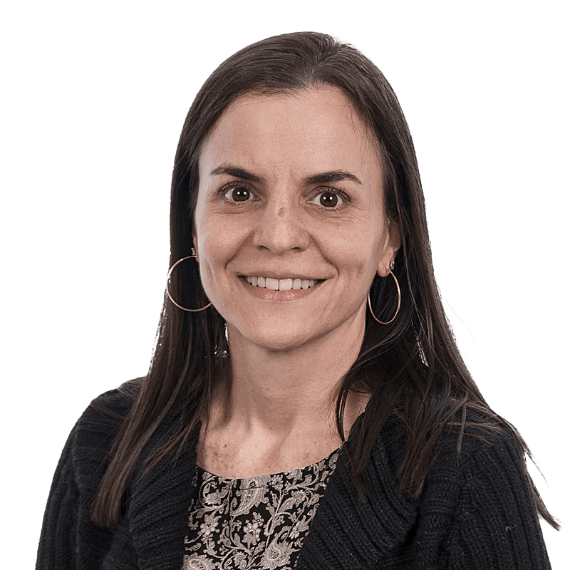 Mujer con cabello castaño oscuro y aros, sonriendo. foto profesional de ejecutiva o líder de equipo - LaCardio - María Juliana Rodríguez González