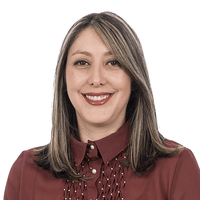 Silvana Carolina Cabrera Pantoja, médica en LaCardio, en un consultorio médico, realizando una evaluación - LaCardio - Silvana Carolina Cabrera Pantoja