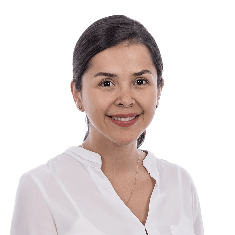 Ághata Bianca Valentina León Quintero, médica en LaCardio, en un consultorio con equipo especializado para atención cardiológica - LaCardio - Aghata Leon Quintero