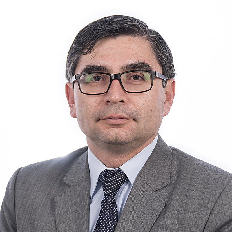 Carlos Andres Benavides Viveros, cirujano de trasplantes en Fundación Cardioinfantil, en un entorno clínico especializado