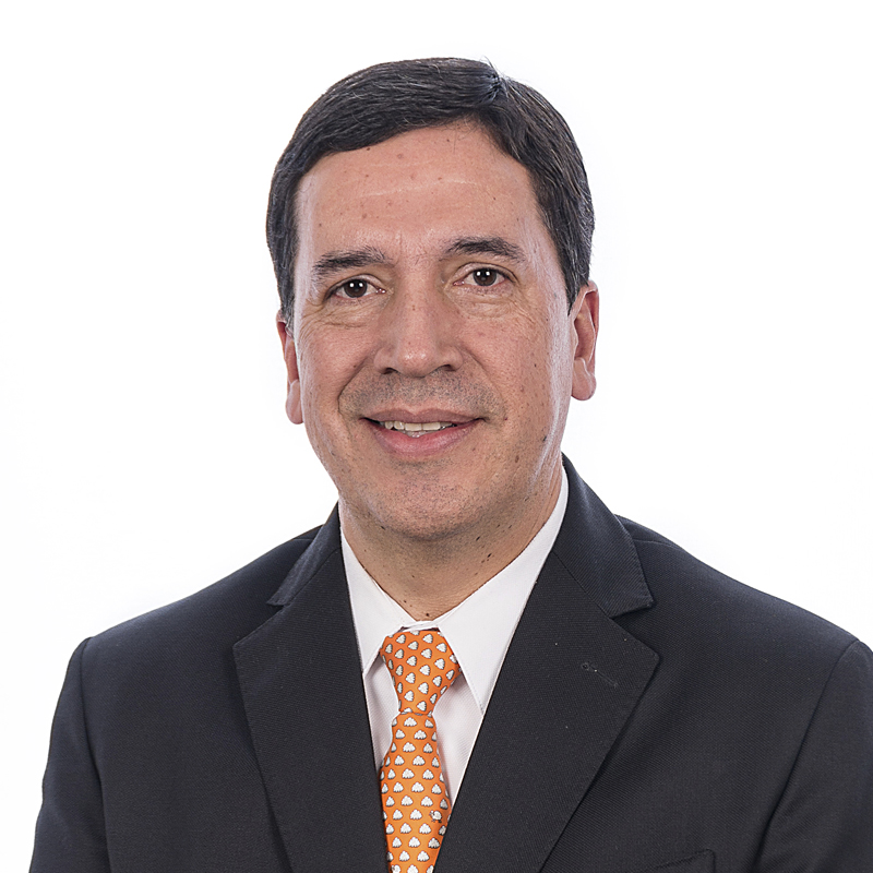 Hombre con traje oscuro y corbata naranja. foto profesional de ejecutivo o empresario con experiencia en liderazgo