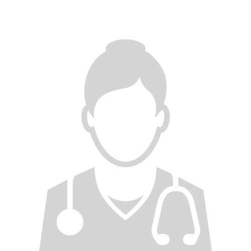 Doctora mujer atendiendo a un paciente en consultorio médico de LaCardio, especializada en tratamientos cardiovasculares - LaCardio - Laura Pilar Melón Mateus