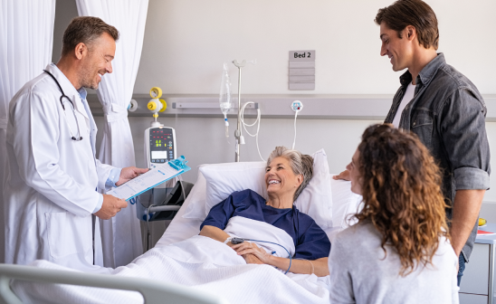 Doctor y doctora con paciente que representa la innovación en la experiencia del paciente en Fundación Cardioinfantil. - w-100